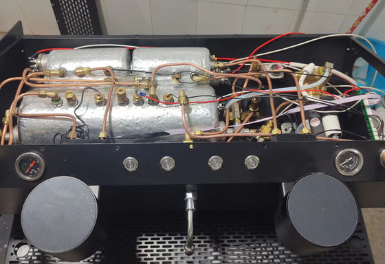 Maker di espresso semiautomatico commerciale con caldaie tripli e funzione programmabile