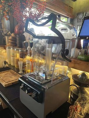Potente macchina elettrica per frullati con copertura insonorizzata e comandi commerciali